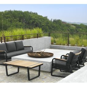 Salotto in alluminio antracite e legno con divano poltrone e tavolino da esterno giardino